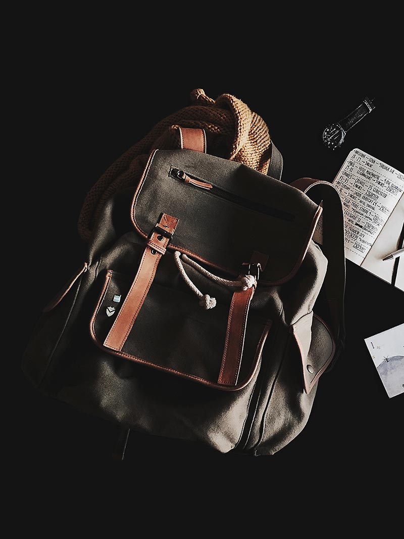 cynthia-del-rio-HM599jibAQs-unsplash Men's artificial leather backpack